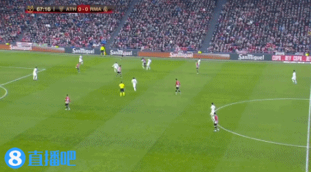 后卫破门后激情亲吻队徽，引球迷共鸣