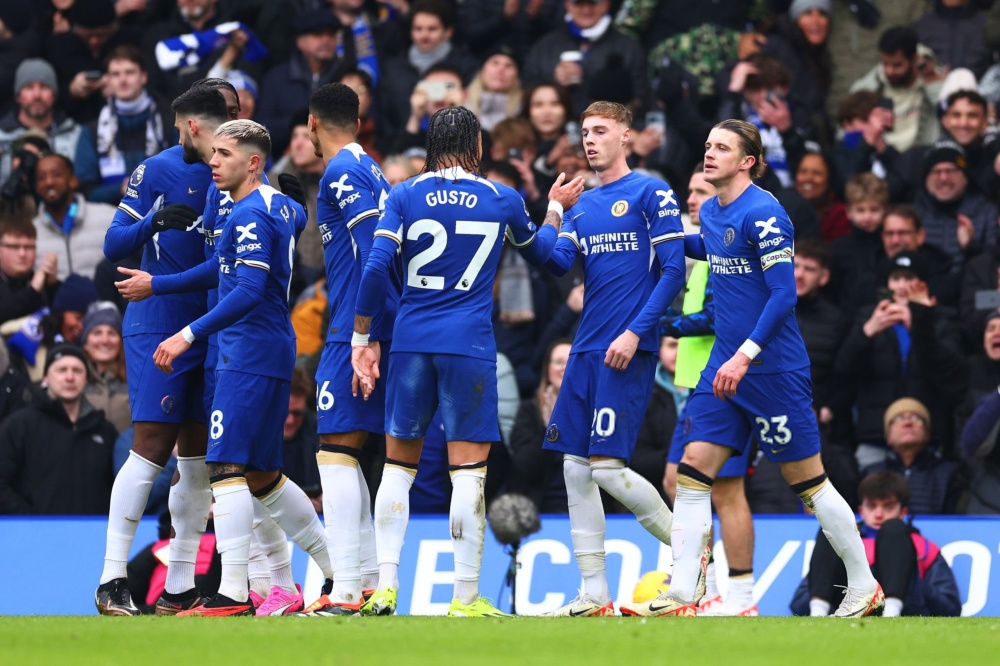 尤文图斯因弗拉霍维奇伤势和薪资问题，被迫考虑续约，但转会市场无明显替代人选，形势艰难。